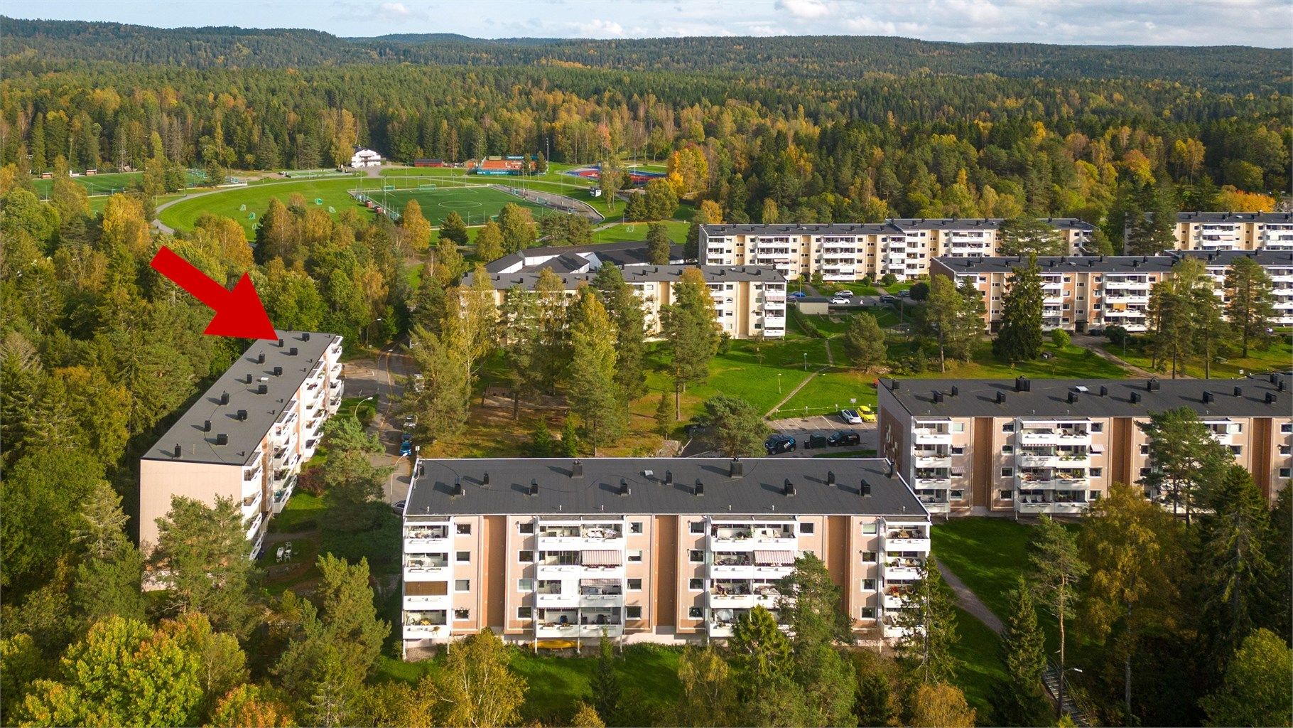 Beliggenhet i Haraløkka borettslag med umiddelbar nærhet til Østmarka, Haraløkka idrettsanlegg og Nøklevann.