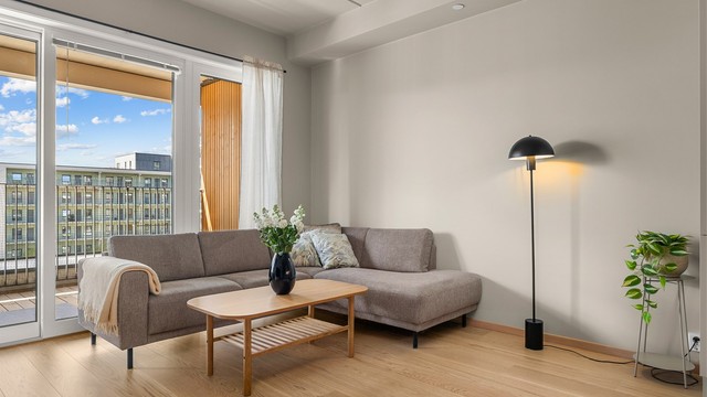 Stue- og kjøkkenarealet måler 28 kvm og har god plass til både sofagruppe med tilhørende TV-møblement samt spisegruppe.