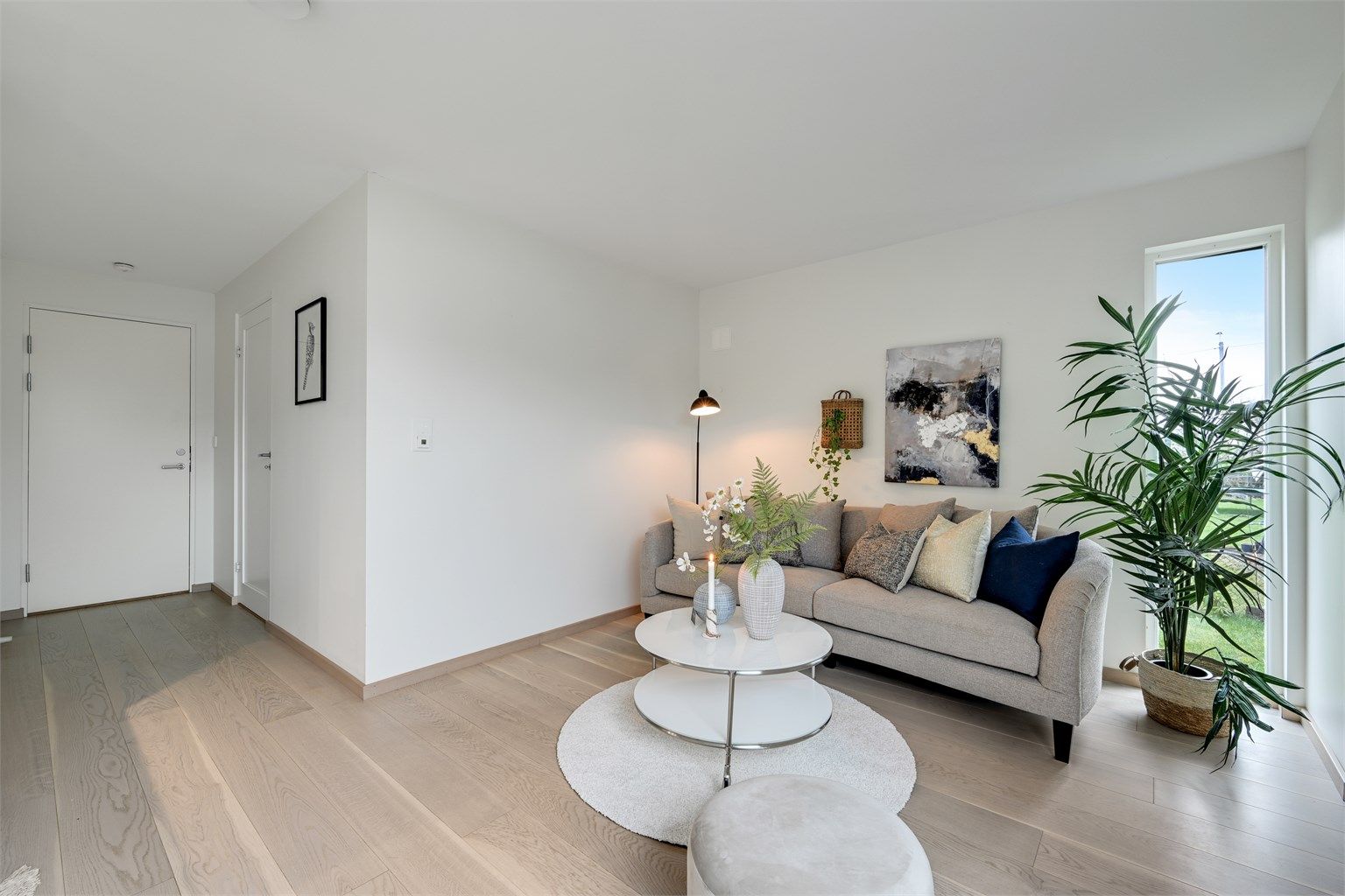 Stuen har plass til en sofagruppe og er adskilt fra resten av etasjen med en branndør.