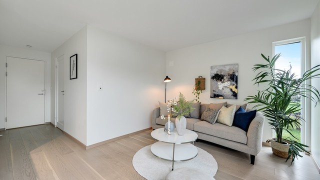 Stuen har plass til en sofagruppe og er adskilt fra resten av etasjen med en branndør.