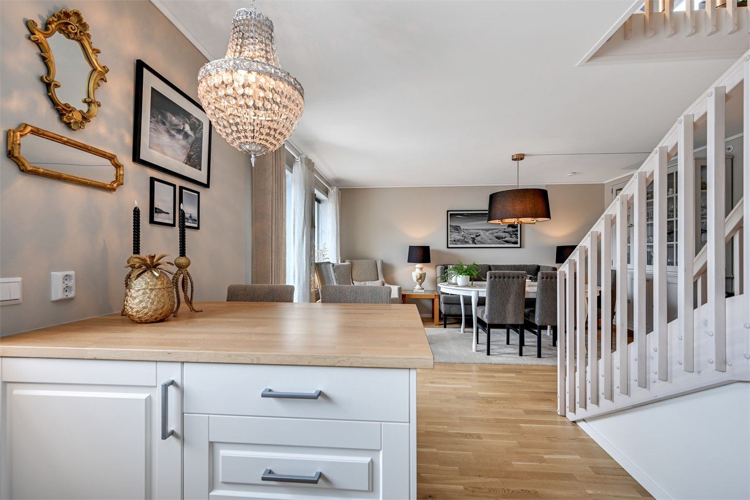 Mellom kjøkken og stue er det etablert en praktisk kjøkkenøy som gir et naturlig skille i rommet, samtidig som den byr på ekstra benkeplass, skuffer og skap – og fungerer utmerket som en hyggelig frokostplass.