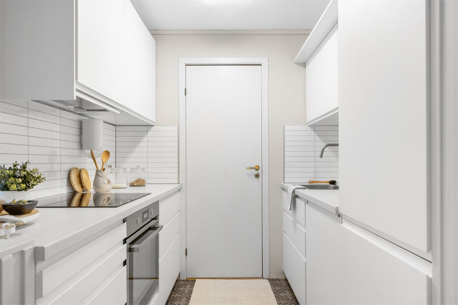 Stilrent og funksjonelt kjøkken med god skap- og benkeplass. Lyse flater og moderne løsninger gir et tidløst uttrykk og et kjøkken som er lett å trives i.