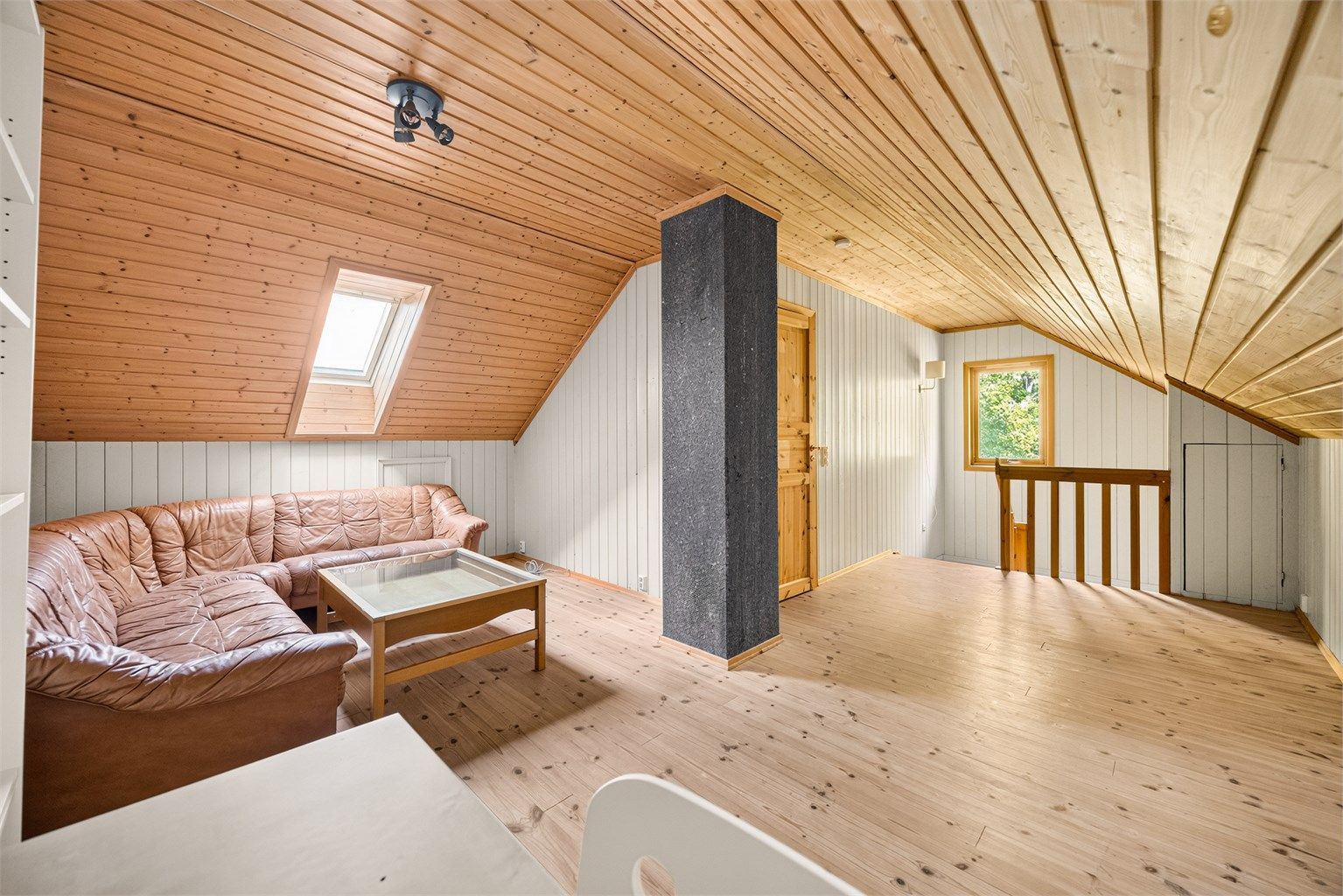 En fleksibel etasje som kan brukes som TV-stue, lekerom eller kontor.