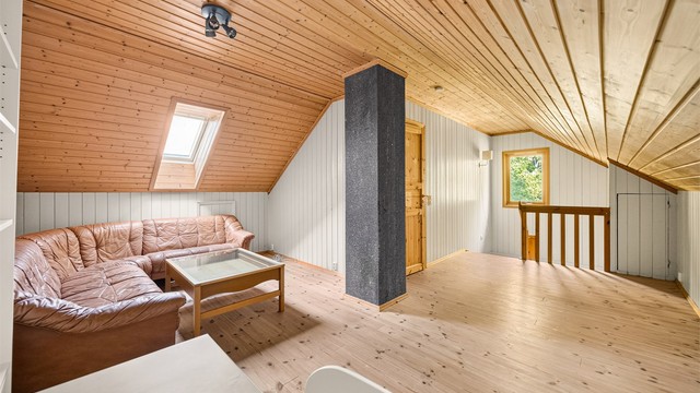 En fleksibel etasje som kan brukes som TV-stue, lekerom eller kontor.