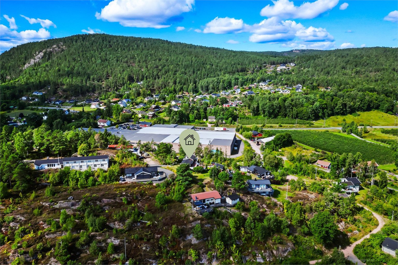 Fra eiendommen er det ca.: 35 min til Drammen. 50 min til Tønsberg. 1 time til Oslo. 1 time og 5 min til Kongsberg.
