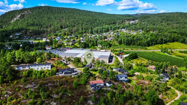 Fra eiendommen er det ca.: 35 min til Drammen. 50 min til Tønsberg. 1 time til Oslo. 1 time og 5 min til Kongsberg.