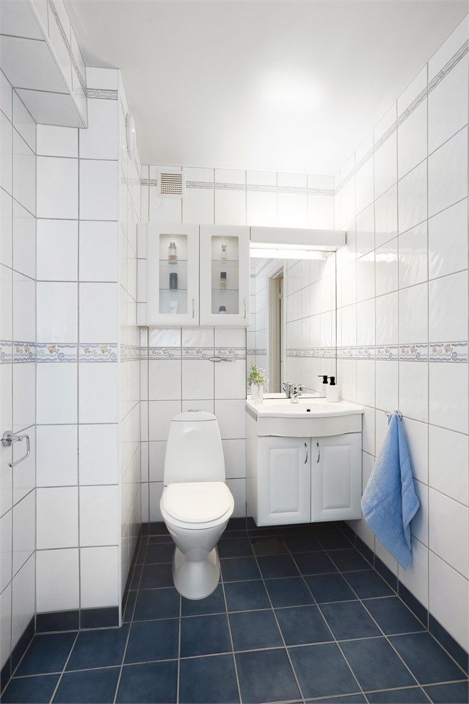 Badet er flislagt og har gulvvarme.