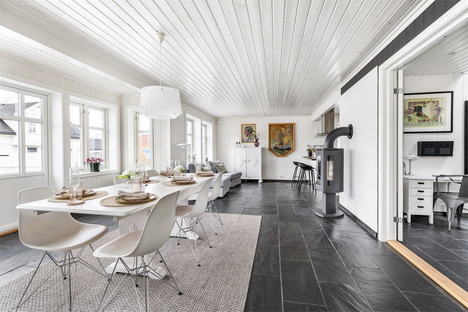 Stuen er over 11 meter lang, gulvflaten på hele 45 kvm. Her er det rikelig med plass til felles opphold.