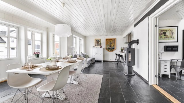 Stuen er over 11 meter lang, gulvflaten på hele 45 kvm. Her er det rikelig med plass til felles opphold.