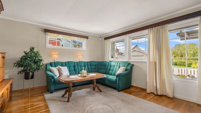 Fra stuen er det direkte utgang til en romslig terrasse.