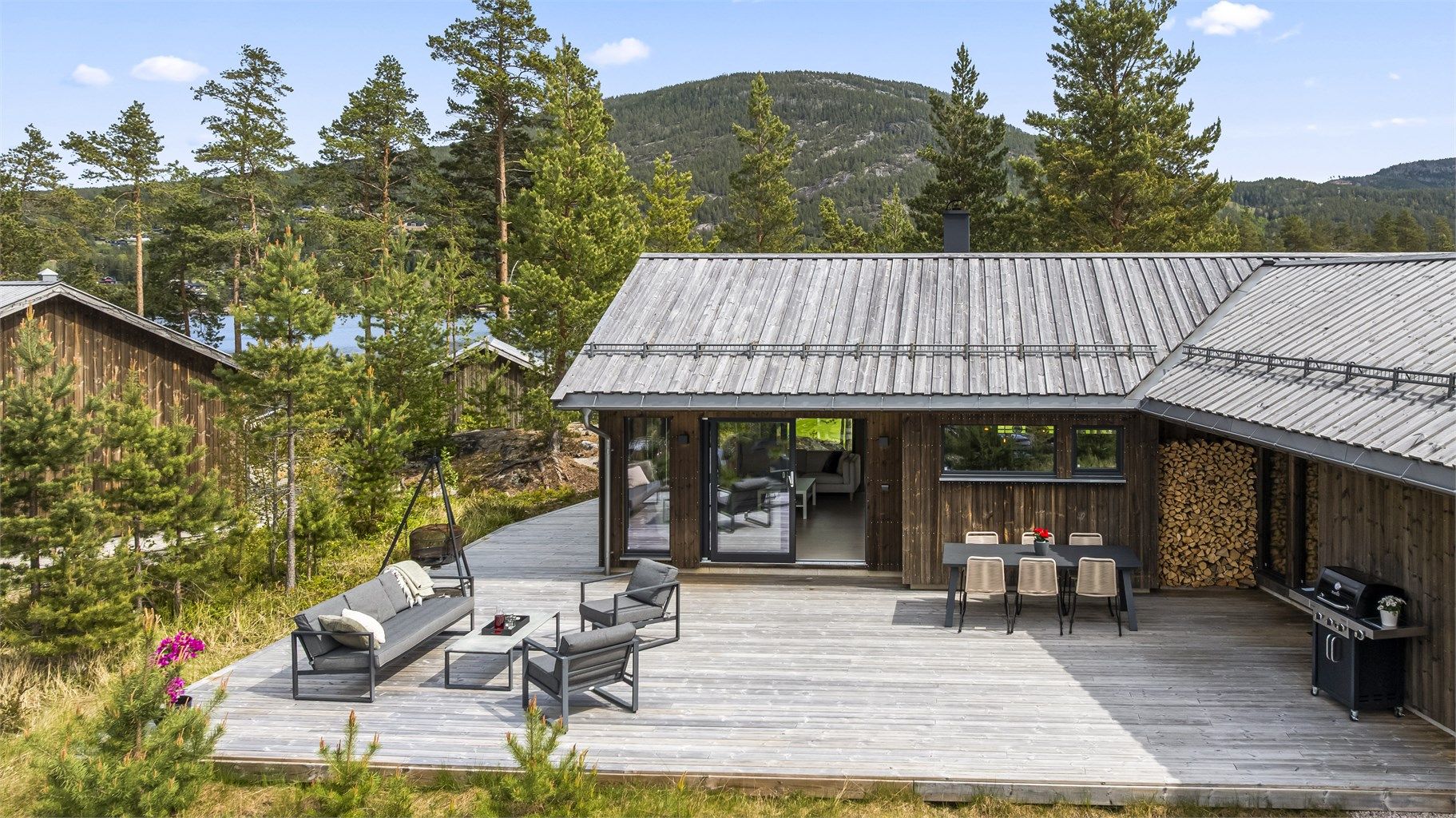 Hytta er oppført i 2021 og omkranses av en platting på ca. 111 m².