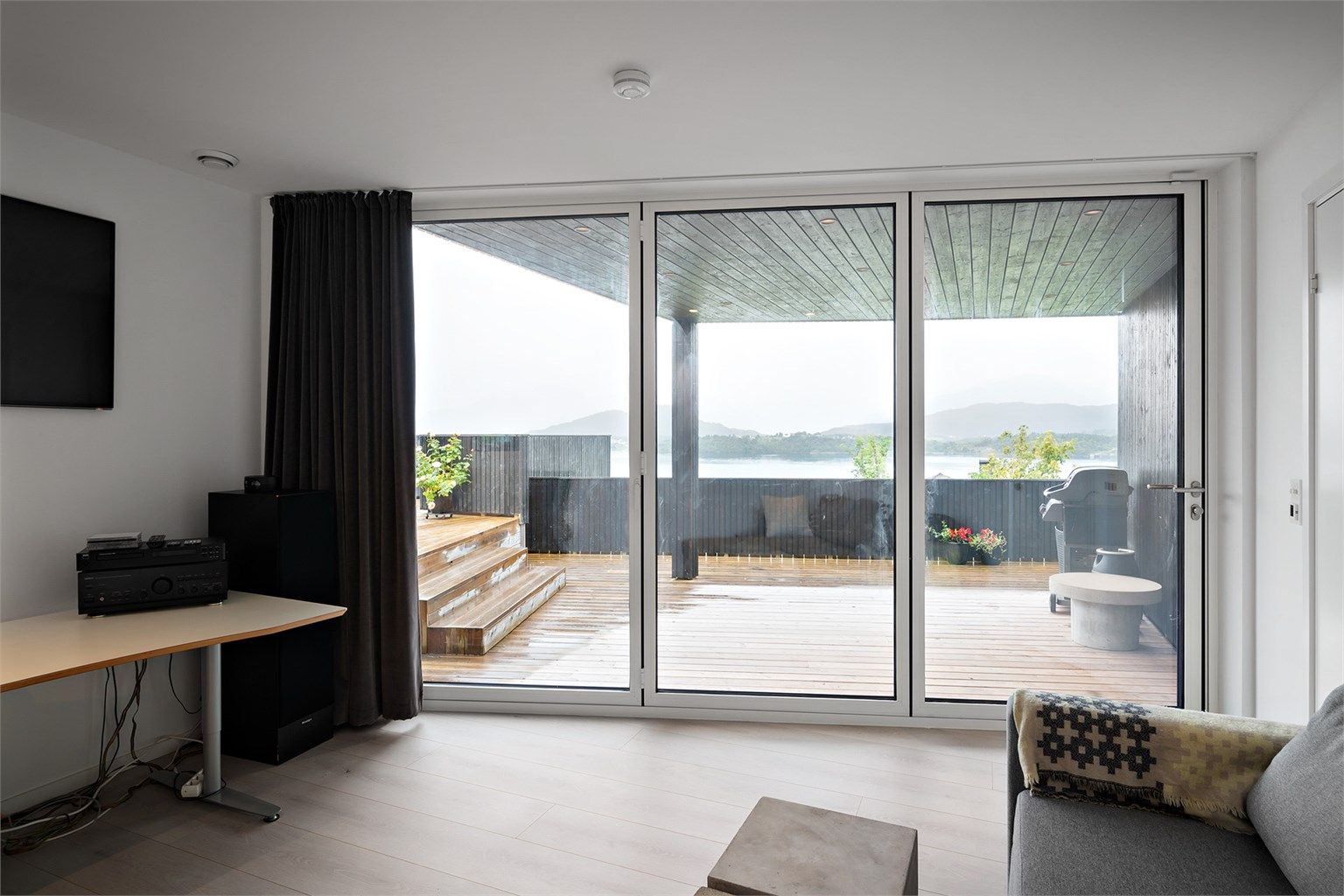 Oppholdsrom mot sør ved carport