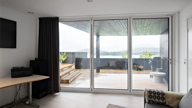 Oppholdsrom mot sør ved carport