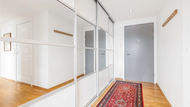 Romslig entré med stor integrert skyvedørsgarderobe.