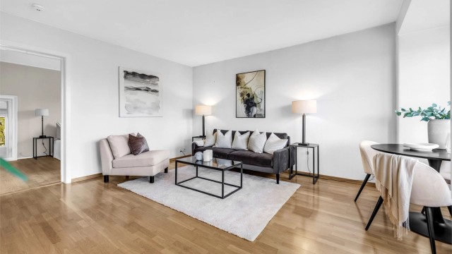 En åpen og sosial sone med naturlig overgang mellom stue og spiseplass.