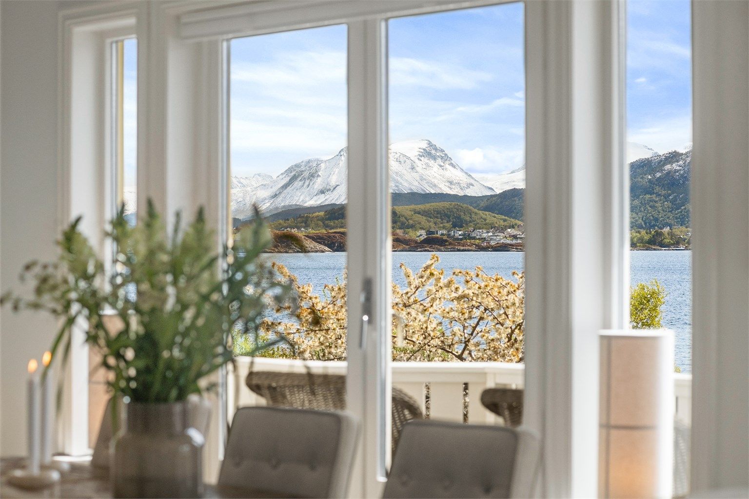 Utsikten mot Sula og Hessafjorden kan nytes fra hele oppholdsrommet