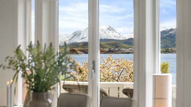 Utsikten mot Sula og Hessafjorden kan nytes fra hele oppholdsrommet