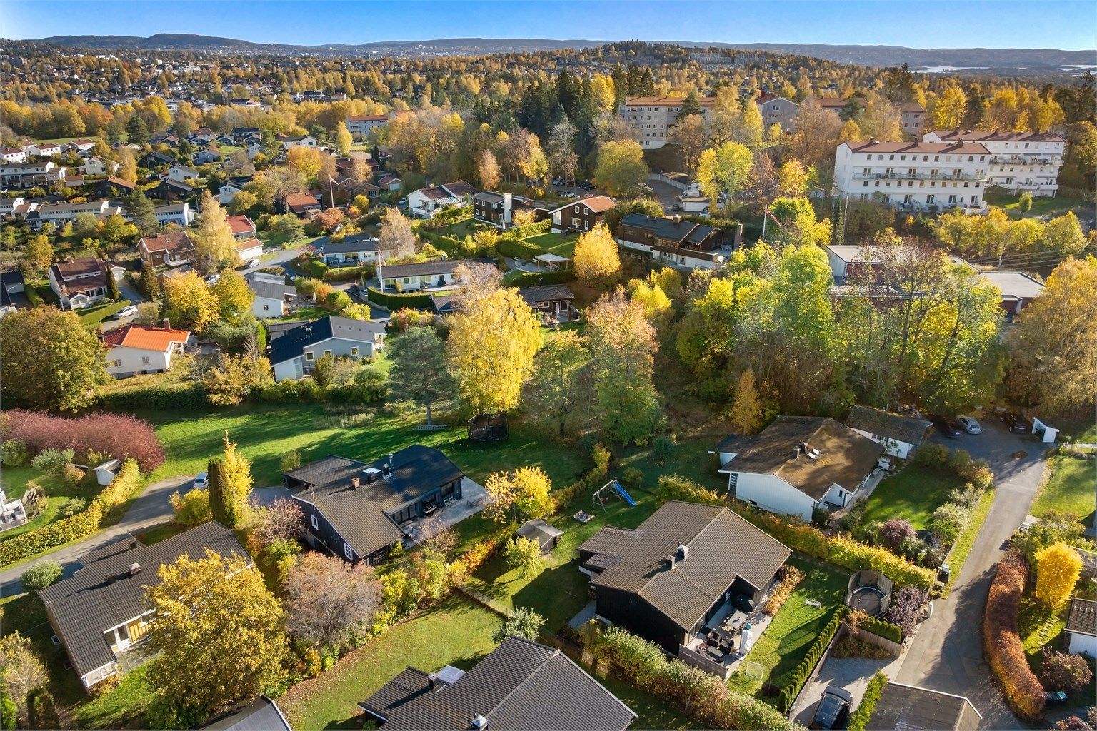Det er kort vei til flere gode skoler og barnehager. I tillegg finnes det et godt utvalg av både kommunale og private barnehager, samt flere videregående skoler i nærområdet
