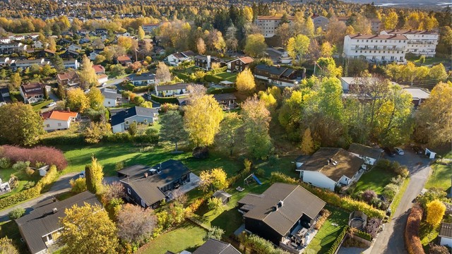 Det er kort vei til flere gode skoler og barnehager. I tillegg finnes det et godt utvalg av både kommunale og private barnehager, samt flere videregående skoler i nærområdet