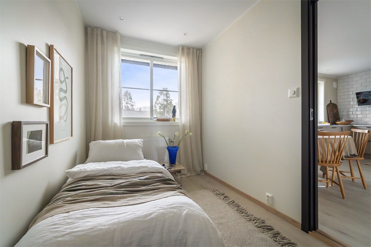 Downlights i himling og godt med lysinnslipp fra stort vindu