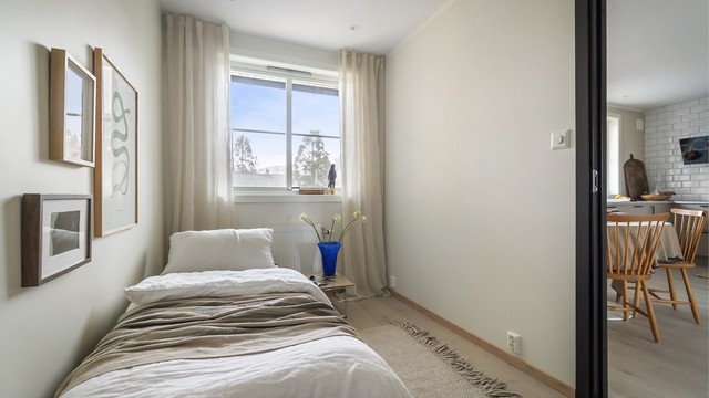 Downlights i himling og godt med lysinnslipp fra stort vindu