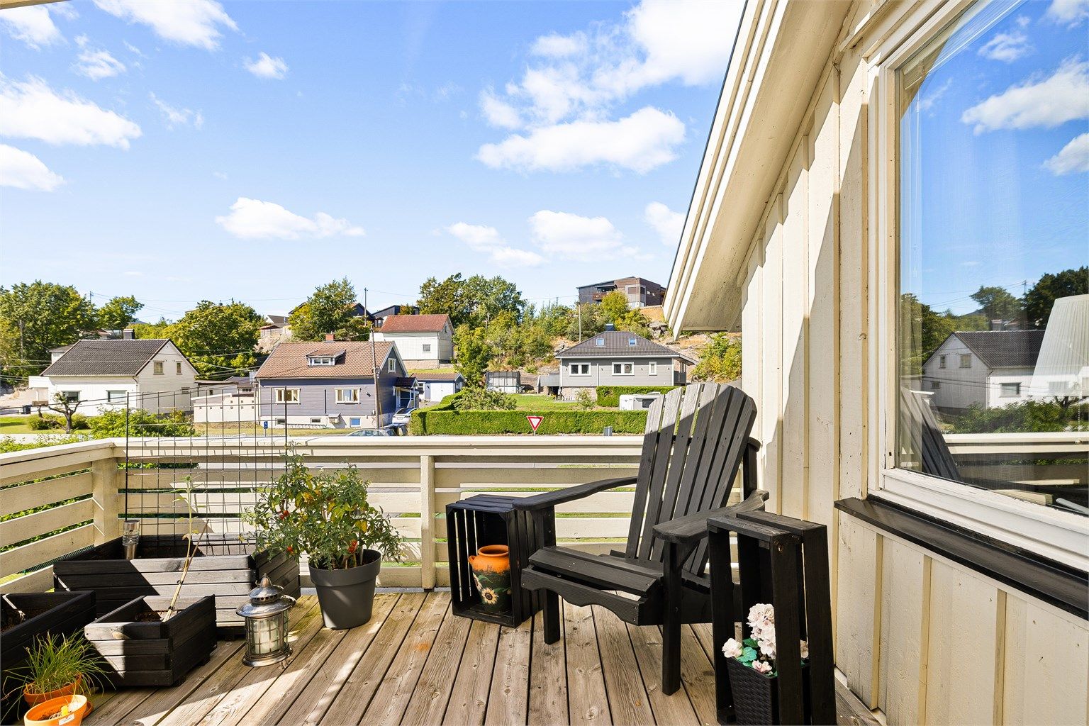 Sommerstid er det sol på verandaen fra tidlig ettermiddag mot kveld.