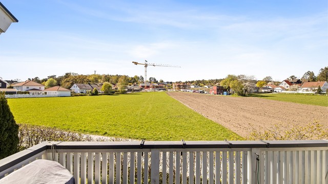 Nydelig utsikt til jorder og omkringliggende bebyggelse - Rolig miljø