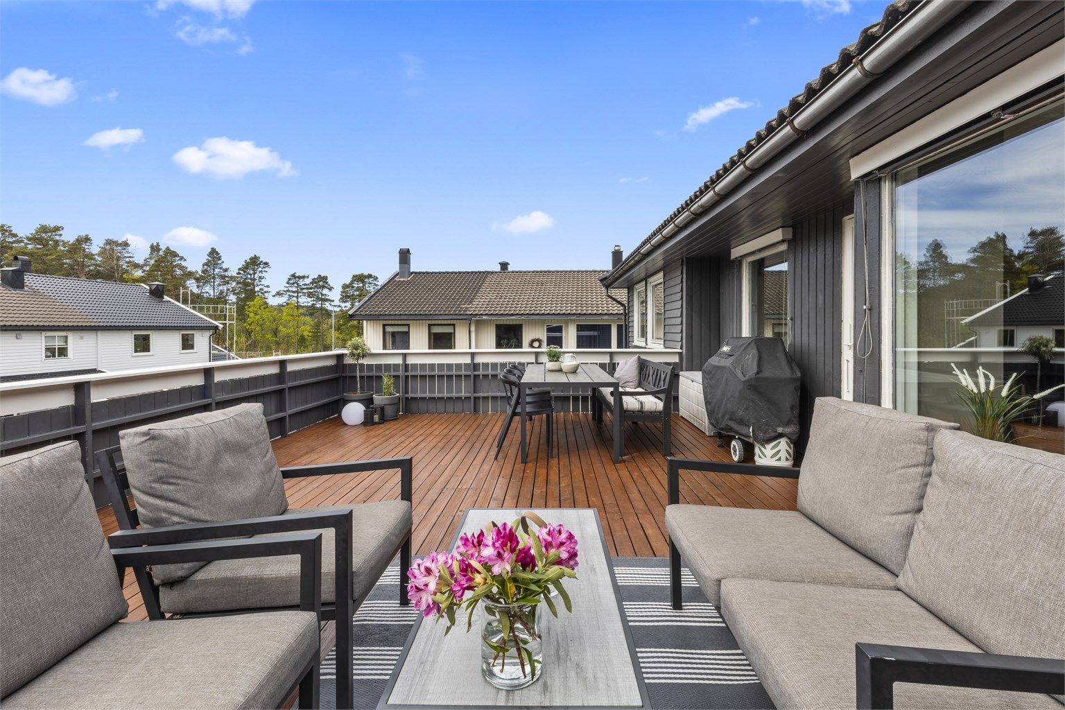 Boligen byr på en romslig og åpen veranda på hele 38 kvm med god plass til sittegrupper. 