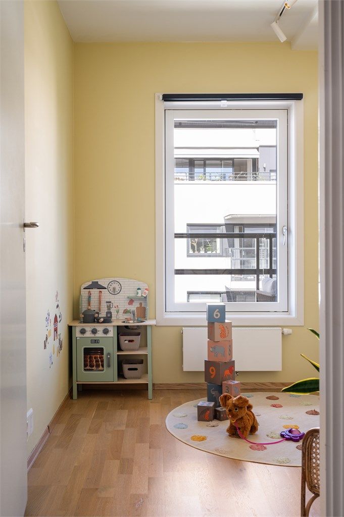 Det andre soverommet er også romslig med plass til både skrivebord, seng og garderobe