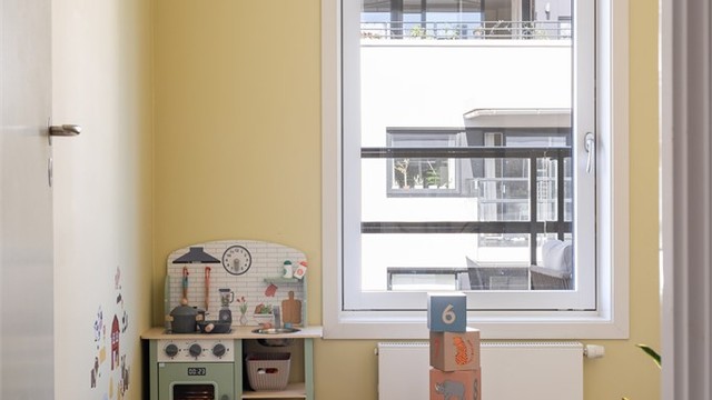 Det andre soverommet er også romslig med plass til både skrivebord, seng og garderobe
