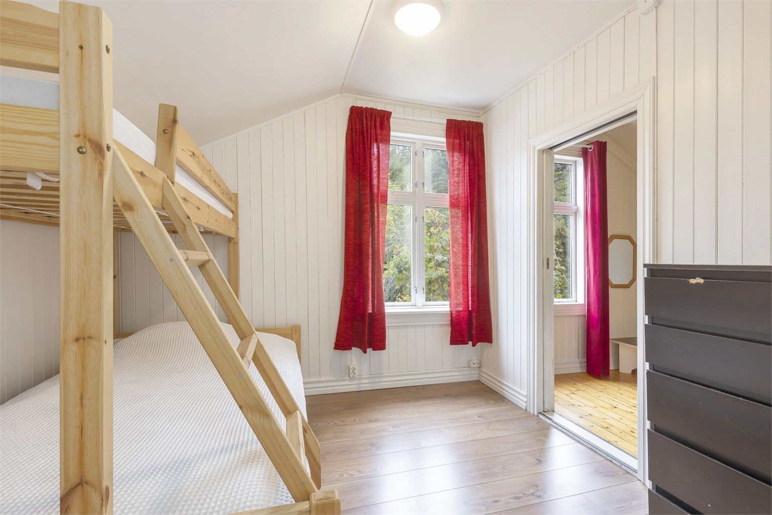 Soverom med laminat på gulv. 