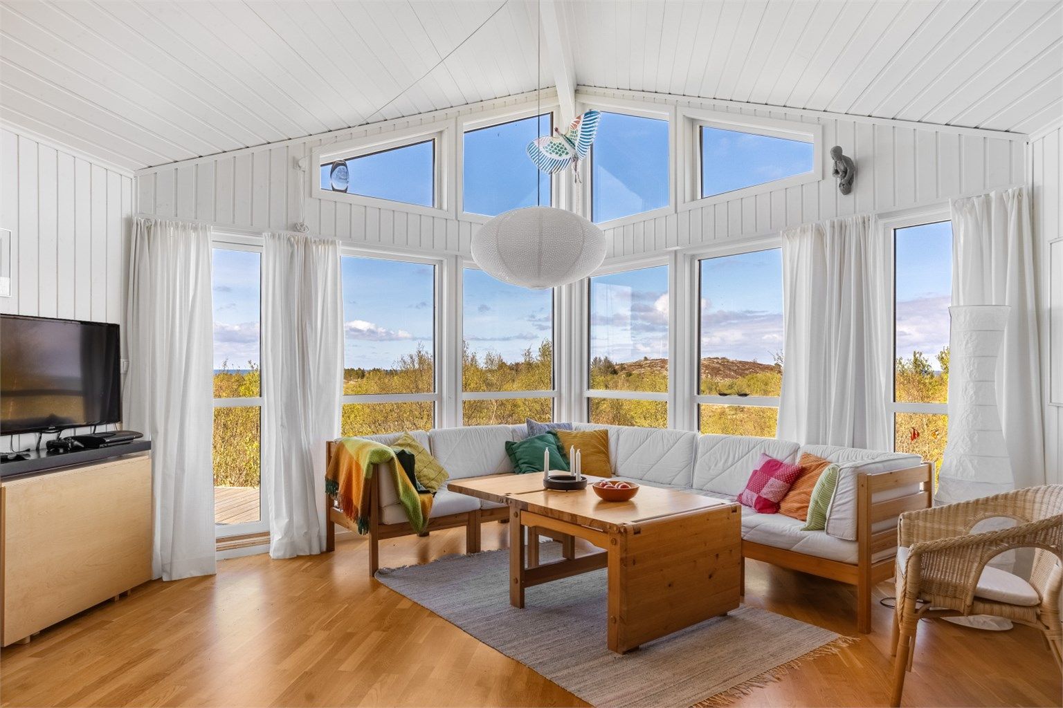 Den ekstra takhøyden skaper en luftig atmosfære og gir god romfølelse.