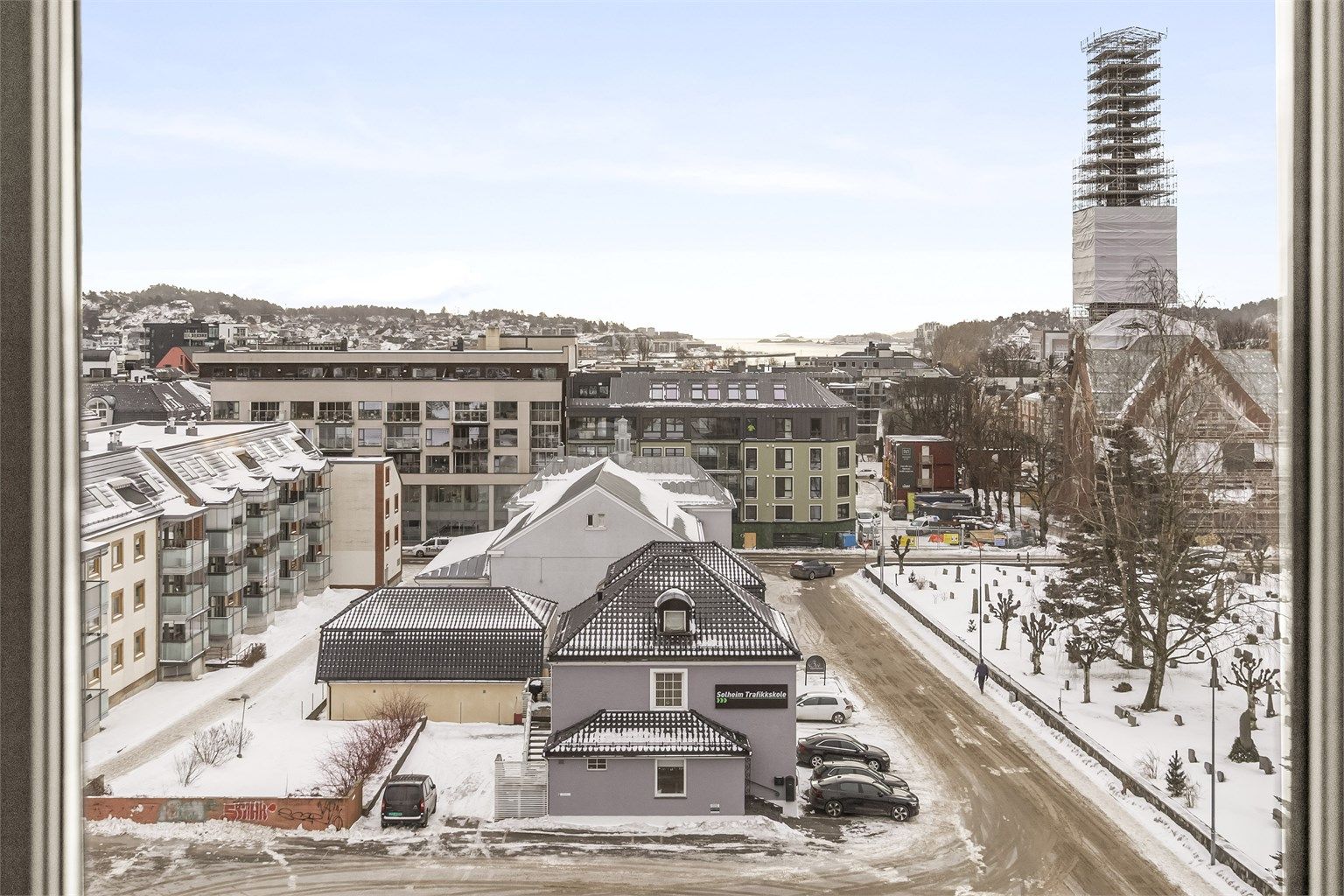 Flott utsikt fra stuen mot fjorden