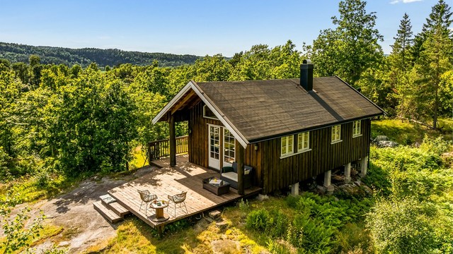 Hytta ligger skjermet og fritt til i terrenget, og byr på en helt usjenert beliggenhet med nydelig utsikt over norsk natur og ned til Åsrumvannet i sørøst. Her kan du nyte privatlivets fred og solfylte, rolige dager