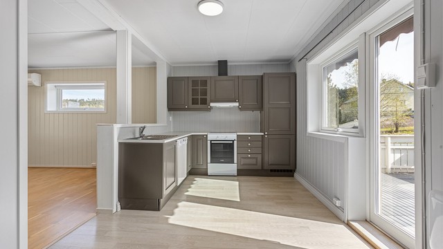 Utleiedel i 2. etasje: Plass til frittstående komfyr og oppvaskmaskin. Integrert kjøleskap med fryser. Utgang fra kjøkkenet til uteplass på veranda.