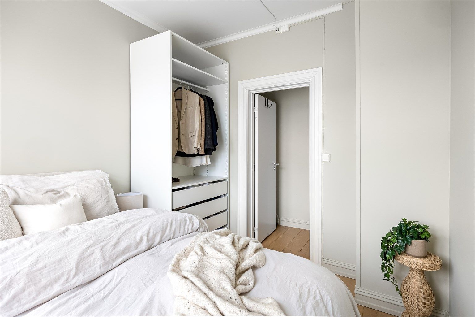 På soverommet er det plass til en del oppbevaringsplass i garderobeskap.