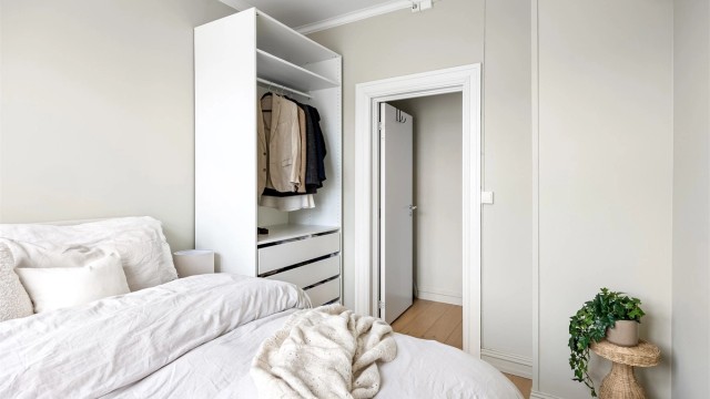 På soverommet er det plass til en del oppbevaringsplass i garderobeskap.