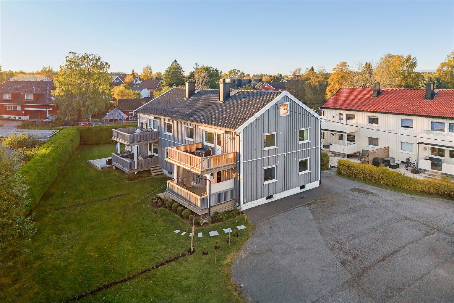 Eiendommen har opparbeidede fellesarealer med stor gressplen og skjermende hekk.