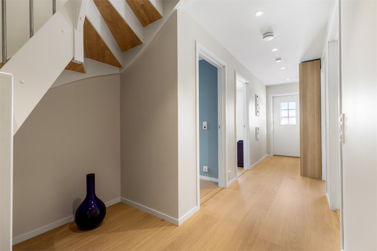 Gang med garderobeskap og utgang til terrasse