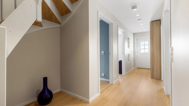 Gang med garderobeskap og utgang til terrasse