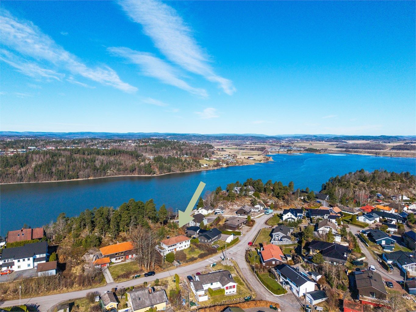 Beliggenheten kombinerer nærhet til sjøen med kort vei til Tønsberg sentrum.