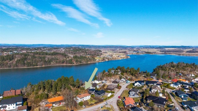 Beliggenheten kombinerer nærhet til sjøen med kort vei til Tønsberg sentrum.