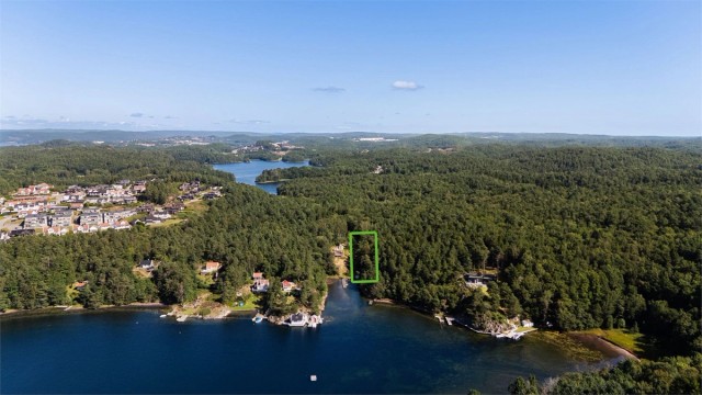 Tomt med utsikt mot Fidjekilen.