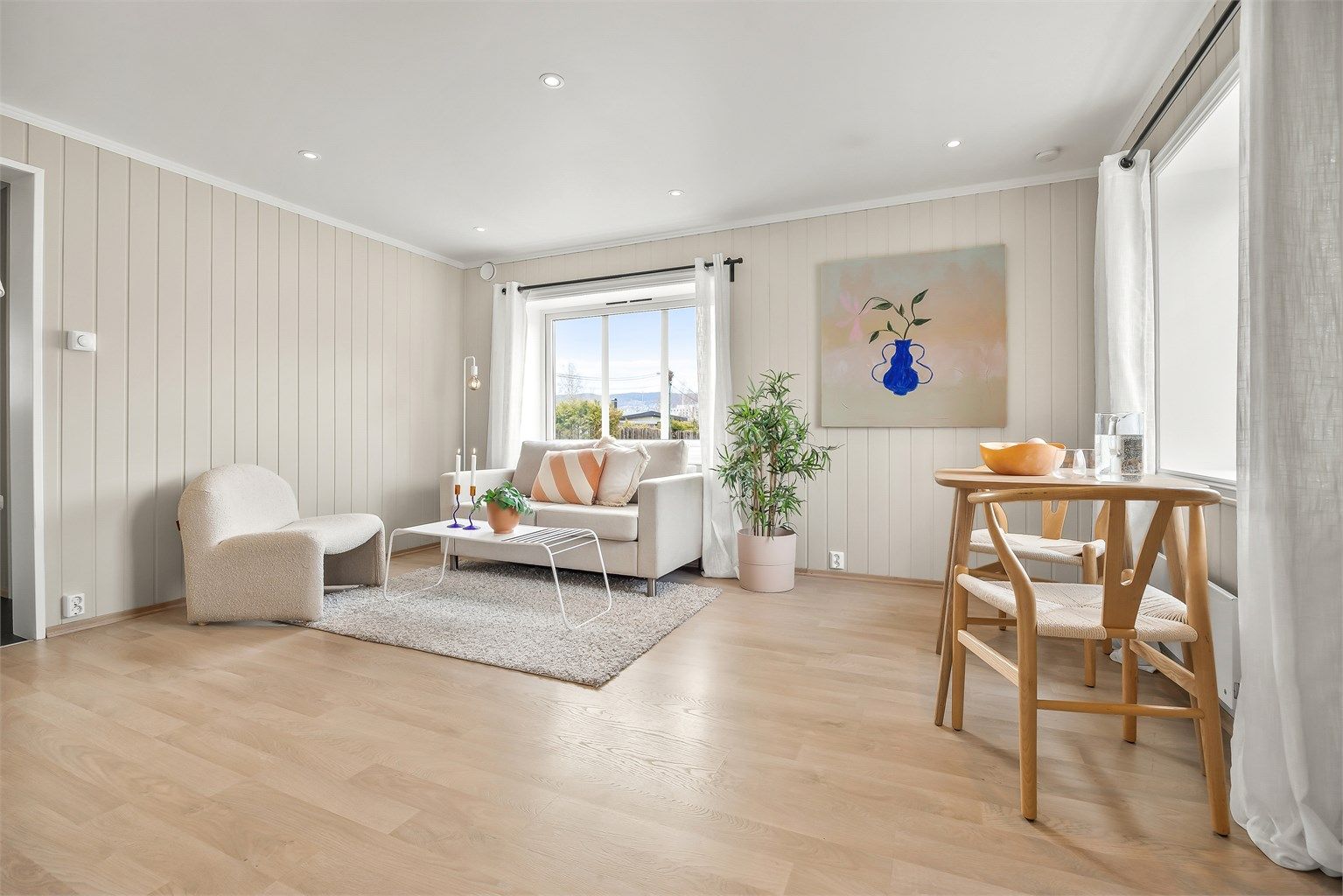 Store vindusflater langs to yttervegger, som gir godt med lysinnslipp.