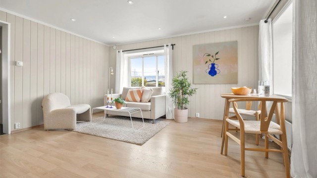 Store vindusflater langs to yttervegger, som gir godt med lysinnslipp.