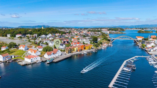 Velkommen til Skipsbyggergata 2B! Presentert av Adrian Lea v/ Krogsveen Storhaug og Byøyene. Foto av Marianne Lyse.