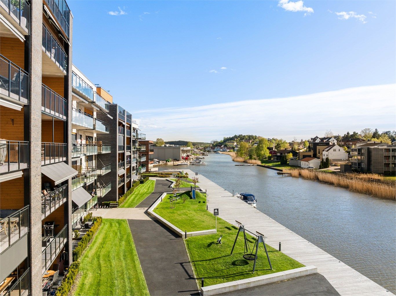 Med leiligheten følger 8 meter longside båtplass inntil kaien foran blokken.