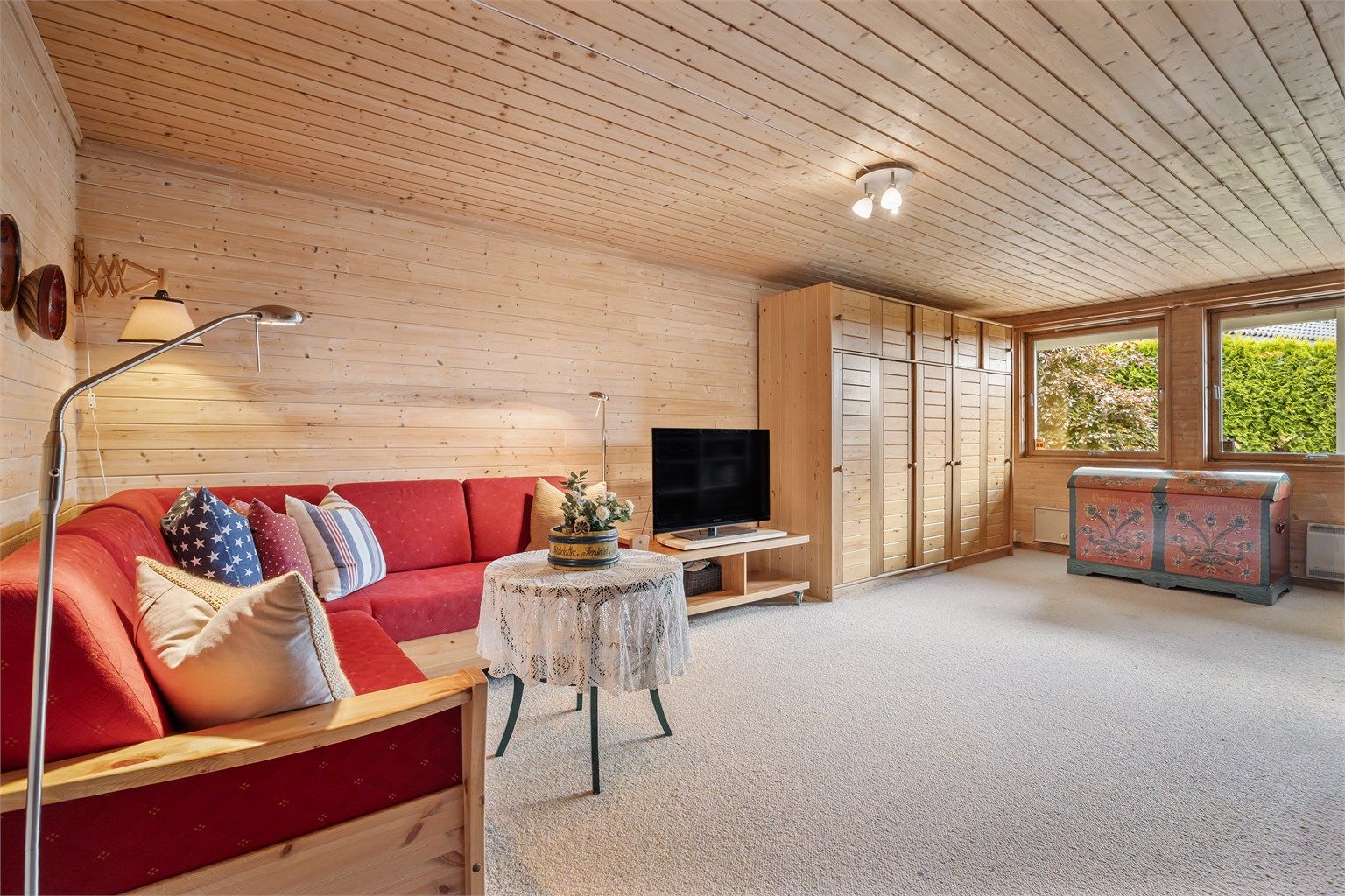 Kjellerstuen er et lunt og hyggelig oppholdsrom, perfekt som TV-stue eller lekerom.