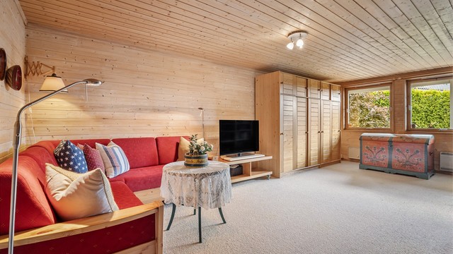 Kjellerstuen er et lunt og hyggelig oppholdsrom, perfekt som TV-stue eller lekerom.