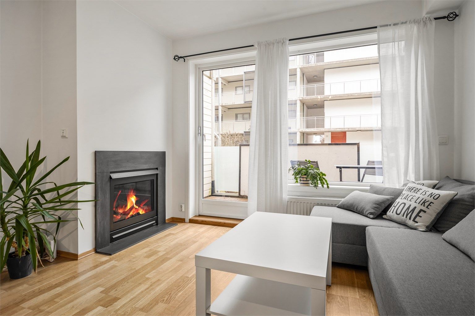 Lys stue med plass til sofa